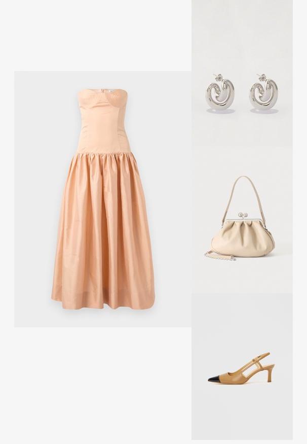 Stropfri ferskenkjole lavet af glat stof, med en tætsiddende overdel og en samlet, voluminøs nederdel. Lynlås i ryggen og kopdetaljer.; Beige slingback-hæle med sort spids, der har udskårne sider og en mellemhøj blokhæl. Glat lædermateriale.; Beige blød læderhåndtaske med en sølv metalramme-lukning, enkelt skulderstrop og en valgfri kæderem på en hvid baggrund.; Sølv metaløreringe med et svunget design, der har glatte overflader og en poleret finish, sikret med en sommerfugleklips.