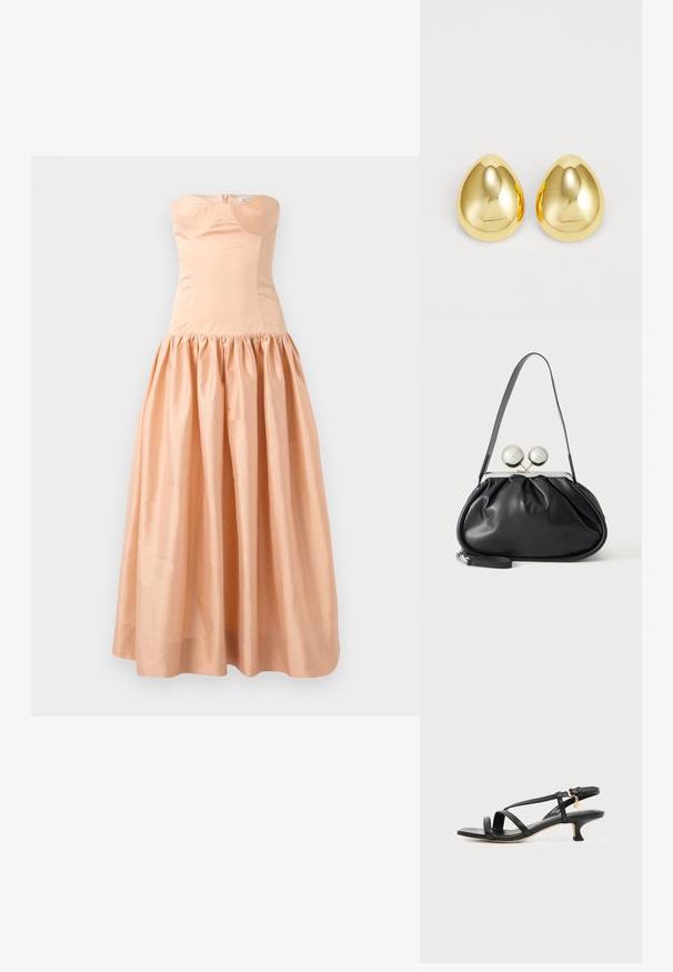 Robe pêche sans bretelles en tissu lisse, dotée d'un corsage ajusté et d'une jupe ample et froncée. Fermeture éclair au dos et détails de bonnets.; Sandale noire en cuir à brides fines, talon bas kitten, boucle à la cheville et petit pendentif doré sur fond clair uni.; Sac à main en cuir noir avec un design plissé, une sangle unique, un cadre métallique argenté et deux grandes fermoirs ronds en argent.; Boucles d'oreilles clous de couleur or avec une surface lisse et polie, en forme de goutte d'eau, réfléchissant la lumière pour un fini éclatant.