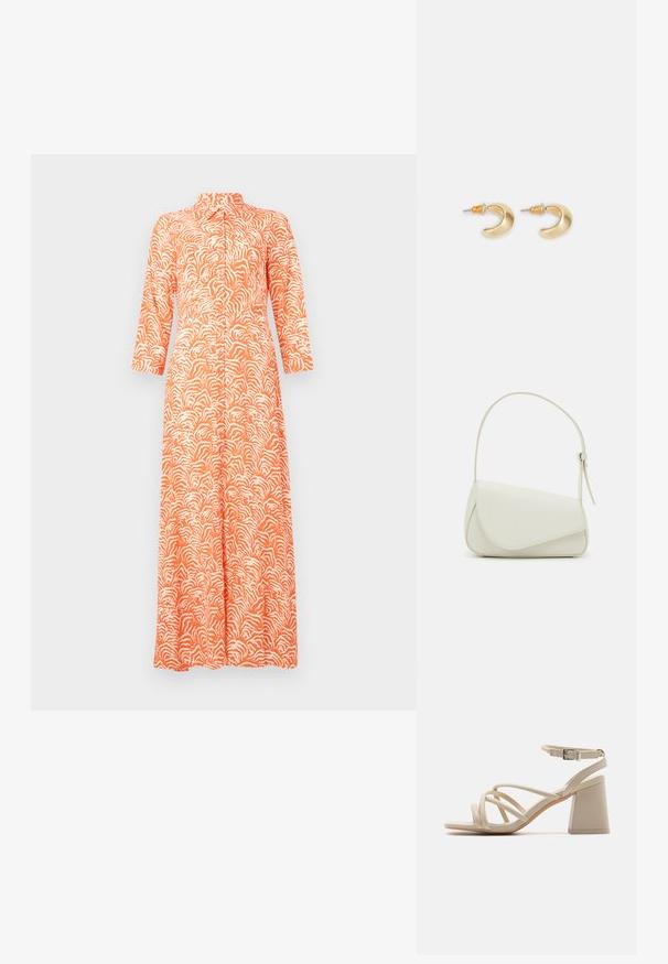 Langes, oranges Kleid mit einem weißen abstrakten Wellenmuster, ausgestattet mit einem hohen Kragen und Dreiviertelärmeln. Hergestellt aus leichtem Stoff.; Beige High-Heelsandalen mit überkreuzten Riemen, einem Knöchelverschluss und einem quadratischen Blockabsatz für Stabilität. Glatte, lederähnliche Oberfläche.; Weiße Kunstleder-Handtasche mit einer strukturierten dreieckigen Form, einem verstellbaren Einzelgurt und einem Klappenverschluss mit geschwungenen Akzenten.; Goldene, mondförmige Ohrringe mit glatter Oberfläche, die orangefarbene Akzente nahe dem Stecker und silberne Beschläge aufweisen.