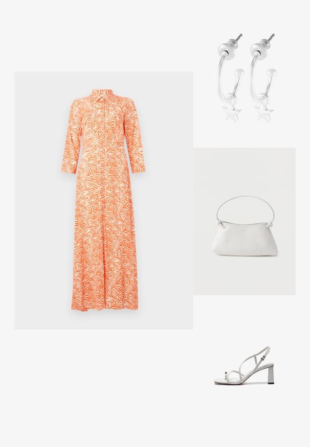 Lange, oranje jurk met een wit abstract golvenpatroon, voorzien van een hoge kraag en driekwart mouwen. Gemaakt van lichte stof.; Witte sandalen met bandjes, voorzien van een platte teenband, een blokhak en een verstelbare enkelband met een metalen gesp.; Witte handtas van gevlochten leer met een afgeronde handgreep en uiteinden van de band die geknoopt zijn, afgebeeld tegen een effen achtergrond.; Zilveren hoop oorbellen met een ster charm, voorzien van een gepolijste afwerking en gebogen ontwerp, vastgemaakt met een post sluiting.