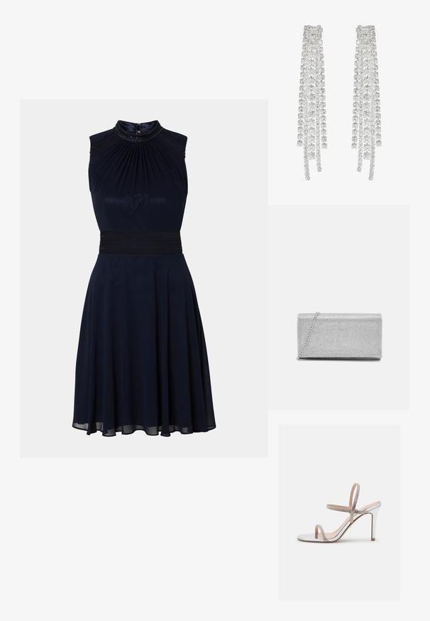 Marineblauwe mouwloze jurk met een geplooide halslijn, een getailleerde tailleband en een uitlopende rok. Voorzien van decoratieve details bij de halslijn.; Madden Girl WISE - Sandalen met hoge hak - silver; Zilveren metallic clutch met een geweven gaasontwerp, rechthoekige vorm en een kettingriem om mee te dragen. Gladde textuur en gepolijste afwerking.; Lange zilveren oorbellen met een scala aan heldere, facetteerde kristallen in een waterval van strengen met variërende lengtes en vormen.