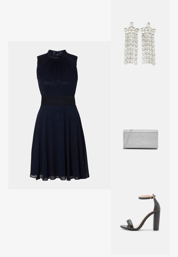 Marineblaues ärmelloses Kleid mit einem gefältelten Ausschnitt, tailliertem Bund und ausgestelltem Rock. Verfügt über dekorative Details am Ausschnitt.; DeeZee High Heel Sandalette - black; Silberne metallische Clutch-Tasche mit gewebtem Mesh-Design, rechteckiger Form und einer Kettenriemen zum Tragen. Glatte Textur und polierte Oberfläche.; Kristall-Tropfenohrringe mit silberfarbener Hardware, die mit mehreren rechteckigen und quadratischen Edelsteinen in kaskadierenden Reihen angeordnet sind.
