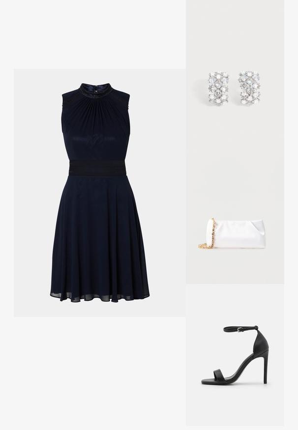 Robe sans manches bleu marine avec un décolleté plissé, une taille ajustée et une jupe évasée. Présente des détails décoratifs au niveau du décolleté.; Sandale noire à talons hauts au design épuré, avec une bride au niveau de la cheville, un bout ouvert et une texture en cuir lisse.; Pochette souple blanche avec bandoulière chaîne dorée ornée de pierres précieuses transparentes, sur fond gris clair uni.; Paire de boucles d'oreilles ton argent avec plusieurs cristaux clairs facettés disposés en motif géométrique.