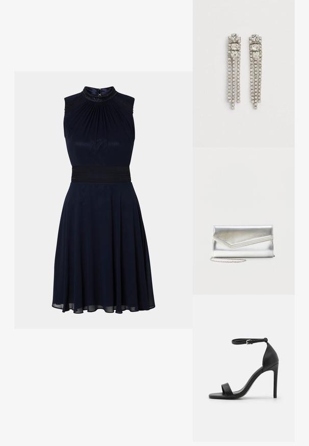 Marineblaues ärmelloses Kleid mit einem gefältelten Ausschnitt, tailliertem Bund und ausgestelltem Rock. Verfügt über dekorative Details am Ausschnitt.; Schwarze hochhackige Sandale mit elegantem Design, featuring einem Knöchelriemen, offener Zehenpartie und glattem Lederfinish.; Glänzende silberne Clutch mit Umschlagklappe und dekorativem Besatz, kleiner silberner Kettenriemen, auf einfachem hellem Hintergrund.; Hängende Ohrringe aus silberfarbener Metalllegierung mit drei großen quadratischen Kristallen oben und drei Strängen kleiner runder Kristalle, die darunter hängen.
