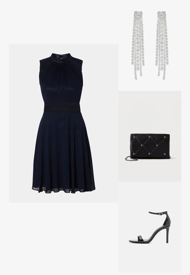 Marineblaues ärmelloses Kleid mit einem gefältelten Ausschnitt, tailliertem Bund und ausgestelltem Rock. Verfügt über dekorative Details am Ausschnitt.; Schwarze Lackleder-High-Heel-Sandalen mit schmalem Knöchelriemen, offener Zehenpartie, minimalistischem Design und einer glatten, glänzenden Oberfläche.; Schwarze, gesteppten Satin-Clutch mit silbernen Pyramidennieten, Kettenriemen, rechteckiger Form und glatter Oberfläche. Maße: 10 cm x 18 cm x 4 cm.; Lange silberne Ohrringe mit einer Vielzahl von klaren, facettierten Kristallen in kaskadierenden Strängen unterschiedlicher Längen und Formen.