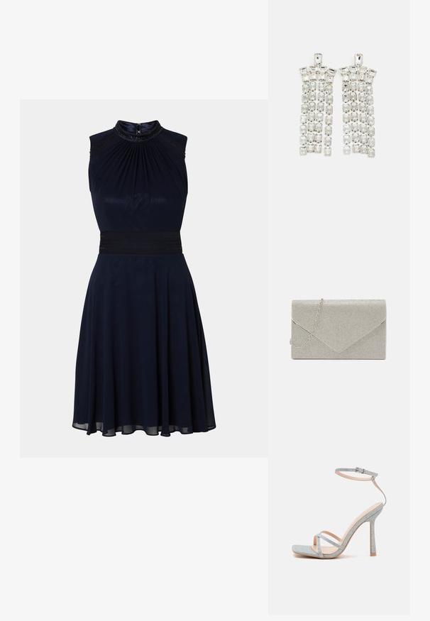 Marineblaues ärmelloses Kleid mit einem gefältelten Ausschnitt, tailliertem Bund und ausgestelltem Rock. Verfügt über dekorative Details am Ausschnitt.; RAID WILIA - High Heel Sandalette - silver; Metallisch silberne Clutch mit einem Umschlagdesign, verziert mit einem strukturierten Muster und ausgestattet mit einem abnehmbaren Kettenriemen.; Kristall-Tropfenohrringe mit silberfarbener Hardware, die mit mehreren rechteckigen und quadratischen Edelsteinen in kaskadierenden Reihen angeordnet sind.