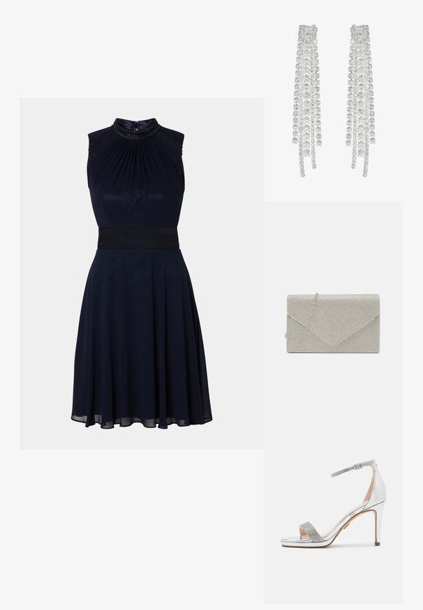 Marineblaues ärmelloses Kleid mit einem gefältelten Ausschnitt, tailliertem Bund und ausgestelltem Rock. Verfügt über dekorative Details am Ausschnitt.; Silberne High-Heel-Sandale mit glänzendem Lackobermaterial, strukturiertem Strassriemen, verstellbarem Knöchelriemen und quadratischem, offenem Zehenbereich.; Metallisch silberne Clutch mit einem Umschlagdesign, verziert mit einem strukturierten Muster und ausgestattet mit einem abnehmbaren Kettenriemen.; Lange silberne Ohrringe mit einer Vielzahl von klaren, facettierten Kristallen in kaskadierenden Strängen unterschiedlicher Längen und Formen.