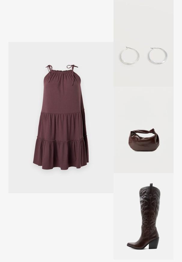 Robe violette sans manches côtelée avec bretelles ajustables et jupe à volants plissée sur fond neutre.; Botte de cowboy haute en cuir marron foncé avec motifs décoratifs cousus, bout pointu et talon bloc empilé.; Sac bandoulière en cuir marron foncé avec une forme souple et décontractée et une anse nouée torsadée sur un fond blanc uni.; Boucles d’oreilles créoles en métal argenté avec une surface lisse légèrement incurvée et des fermoirs à clapet sur un fond blanc uni.