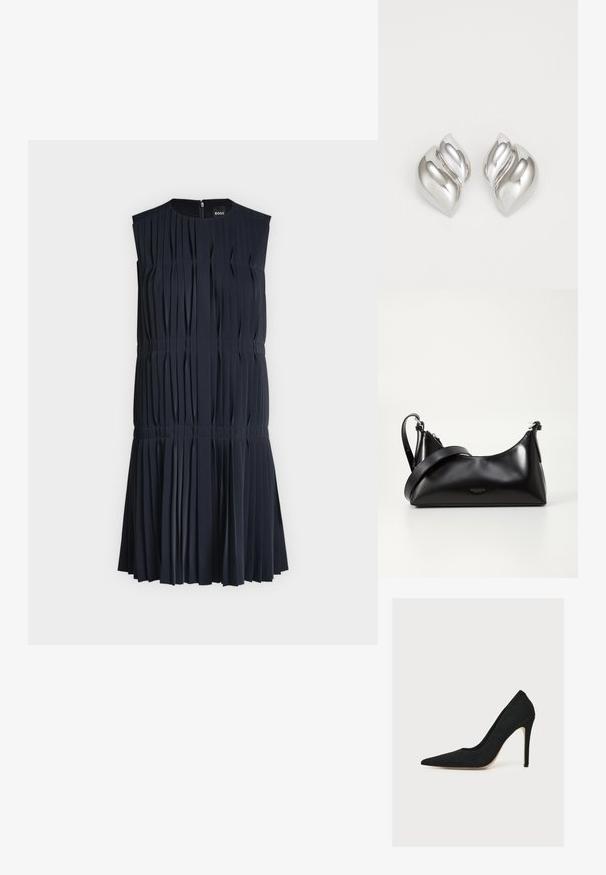 Robe noire plissée sans manches longueur genou avec encolure ronde et fermeture éclair au dos, avec des détails de coutures horizontales à la taille et aux hanches.; Escarpin noir à bout pointu et talon aiguille fin, photographié de côté sur fond blanc.; Sac à main en cuir noir avec une texture lisse. Dispose d'une bandoulière adjustable et d'un design élégant et minimaliste avec une fermeture éclair.; Boucles d'oreilles en argent avec une forme organique et abstraite. Surface lisse et brillante avec un design effilé. Présente des courbes subtiles et un détail central en ligne.