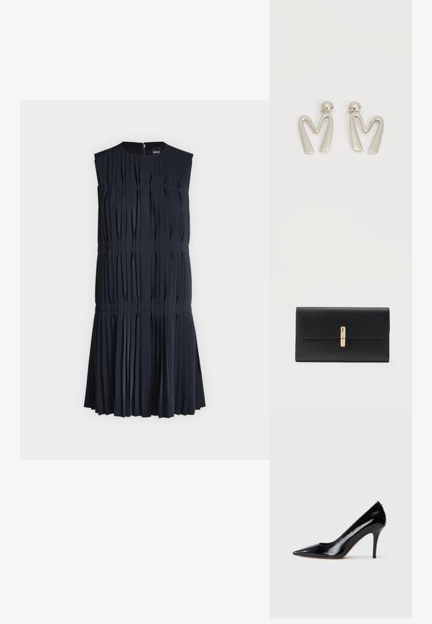 Robe noire plissée sans manches longueur genou avec encolure ronde et fermeture éclair au dos, avec des détails de coutures horizontales à la taille et aux hanches.; Escarpin à talon haut en cuir verni noir avec un bout pointu, présentant une texture lisse et un talon aiguille mince. Aucun accessoire visible.; Pochette en cuir noir texturé de forme rectangulaire avec une fermeture verticale dorée centrée sur le rabat avant.; Paire de boucles d'oreilles en métal argenté en forme de lettre M angulaire avec des tiges arrondies sur fond blanc.