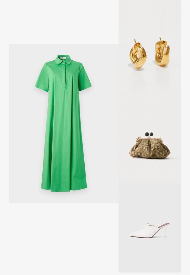 Groene katoenen jurk met een kraaghalslijn, korte mouwen en een ontspannen, vloerlange silhouet. Gladde textuur zonder zichtbare patronen.; Witte mules met een puntige neus, geplooide textuur op het bovenwerk en een slanke naaldhak. Gladde oppervlakte en minimalistisch ontwerp.; Kleine clutch tas met goud-zwart geometrisch patroon, goudkleurig metalen frame, zwarte bolsluiting en een korte gouden kettingband.; Dik gouden creolen met een licht gedraaide, buisvormige ontwerp en een schroefsluiting op een witte achtergrond.