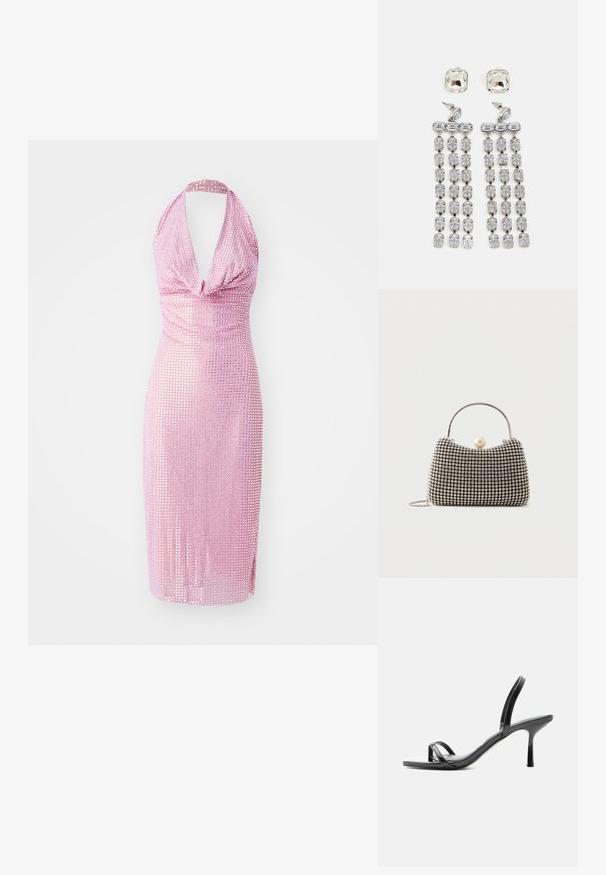 Vestido de cuello halter en tejido rosa brillante, adornado con pequeños lentejuelas espejadas. Diseño ajustado con un corte a la altura de la rodilla y un delantero drapeado.; Sandalia negra de tacón alto con finas tiras en los dedos y el tobillo, acabado brillante y tacón de aguja delgado.; Pequeño bolso de mano con patrón de cuadrícula plateada, asa curva, gran cierre de perla y una delgada correa de cadena plateada sobre un fondo liso.; Pendientes colgantes de cristal con herrajes en tono plateado, que presentan un stud cuadrado y filas en cascada de cristales rectangulares y octogonales.