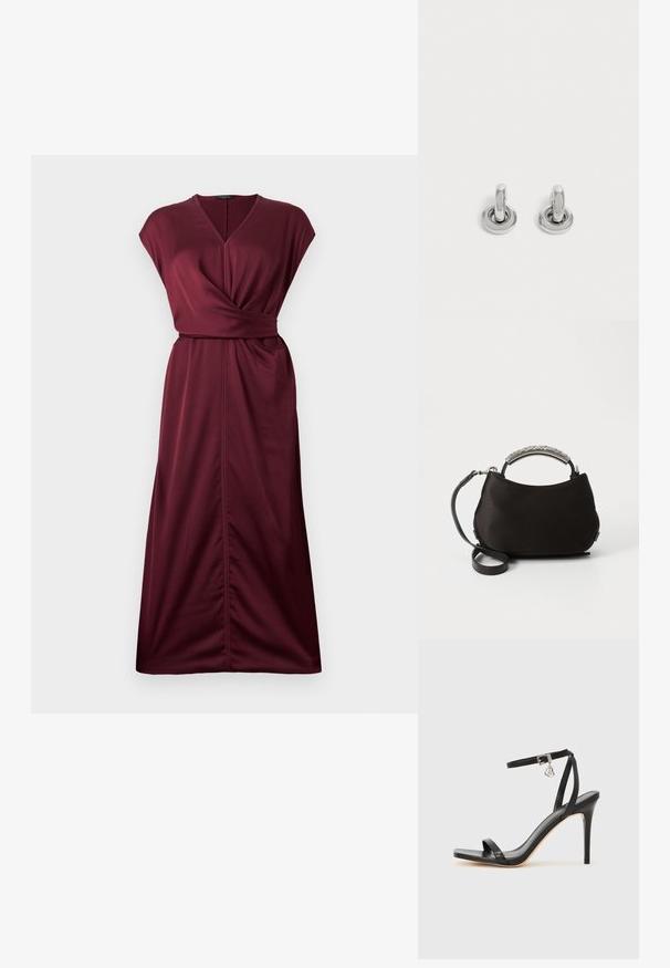 Mouwloze bordeaux midi-jurk met V-hals, geplooid taille detail en een naad in het midden voor.; Zwarte sandaal met hoge hak, smalle enkelband, vierkante neus, soepel leermateriaal en metalen gespsluiting.; Zwarte satijnen handtas met een gebogen zilveren handvat en een afneembare zwarte schouderriem. Zachte textuur en ronde vorm met een minimalistisch ontwerp.; Een paar kleine, glanzende zilveren creolen met een ronde basis, afgebeeld op een effen lichte achtergrond.