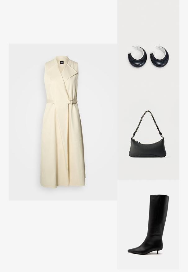Trench-coat long beige sans manches avec de larges revers et une ceinture assortie avec boucle autour de la taille.; Botte noire en cuir jusqu'au genou avec bout pointu et petit talon kitten sur un fond clair uni.; Sac à bandoulière en cuir noir de forme rectangulaire incurvée, avec une chaîne dorée tissée dans la bandoulière noire tressée et une fermeture éclair sur le dessus.; Boucles d'oreilles en résine noire avec une finition brillante et des accents en métal argenté. Forme circulaire avec une découpe et une fermeture à tige.