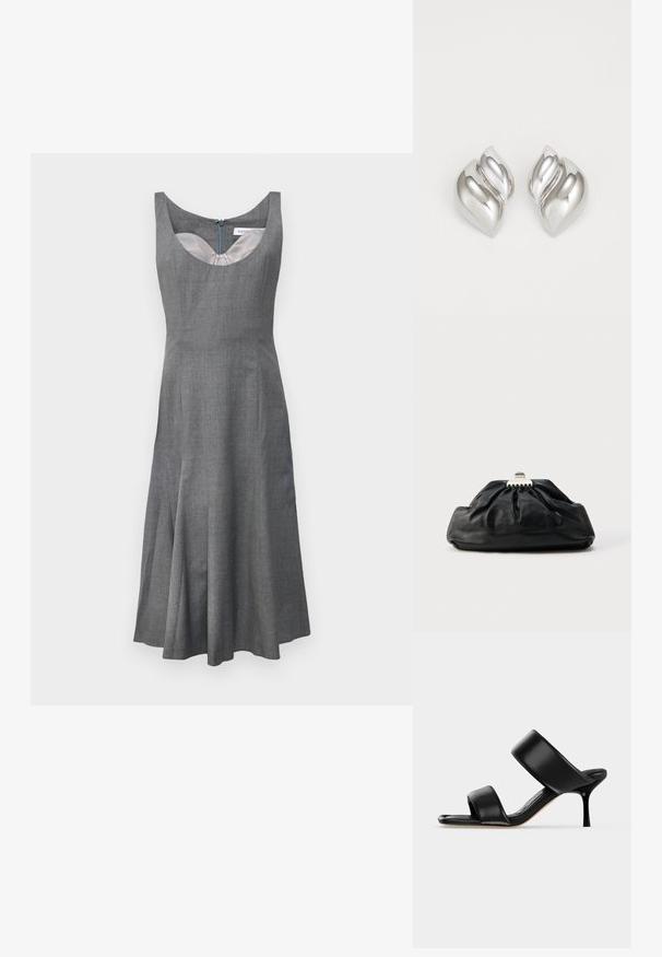 Robe grise sans manches avec un décolleté en rond, jupe évasée et fermeture éclair dissimulée au dos. Fabriquée en tissu texturé avec une doublure lisse.; Sandale mule en cuir noir avec deux larges brides et un talon stiletto fin de hauteur moyenne sur un fond clair uni.; Pochette en cuir noir avec une texture plissée, fermeture à fermoir métallique, et logo embossé discret sur le devant. Forme arrondie.; Boucles d'oreilles en argent avec une forme organique et abstraite. Surface lisse et brillante avec un design effilé. Présente des courbes subtiles et un détail central en ligne.