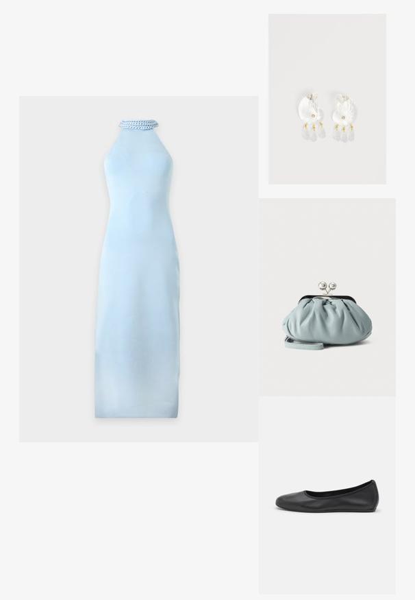 Ανοιχτό μπλε μίνιμαλ φόρεμα χωρίς μανίκια με πλεγμένη λαιμόκοψη, εφαρμοστό στο σώμα και εκτεινόμενο σε μακρύ, στενό κάτω μέρος.; Μαύρο δερμάτινο μπαλαρίνι με στρογγυλή μύτη, λεία υφή, ελάχιστες λεπτομέρειες ραφής και σχεδίαση ευέλικτης σόλας.; Μικρό ανοιχτό μπλε δερμάτινο πορτοφόλι για κέρματα με ασημί μεταλλικό κούμπωμα τύπου kiss-lock και κοντό λουράκι καρπού σε μονόχρωμο φόντο.; Σκουλαρίκια σε σχήμα κοχύλι από διαυγές ρητίνη με μικρές χρυσές λεπτομέρειες και τρία κρεμαστά διαφανή διαμαντένια κρεμαστά σε κάθε σκουλαρίκι.