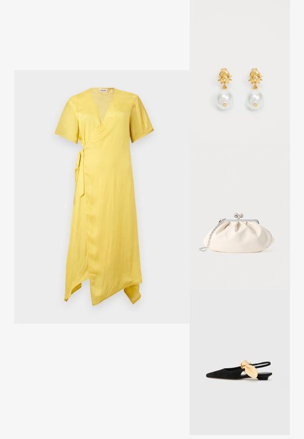 Robe portefeuille jaune avec manches courtes, col en V, lien à la taille sur le côté et ourlet asymétrique, présentée sur un fond clair uni.; NEOUS UBA - Ballerines à brides arrière - black; Pochette en tissu crème avec un design froncé, cadre en métal argenté, deux boules décoratives, et une bandoulière chaîne argentée.; Boucles d'oreilles dorées avec un sommet en forme de soleil et une grosse perle blanche pendante. Présentent une texture lisse et une finition brillante.
