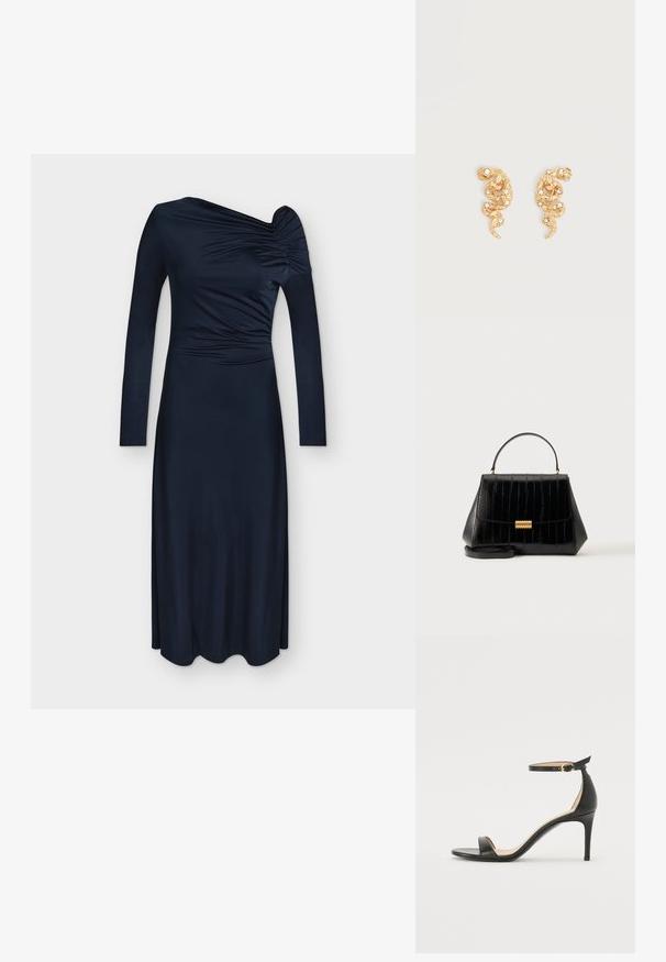 Robe midi bleu marine avec manches longues, détails froncés sur une épaule et sur le côté, encolure asymétrique et silhouette slim.; Sandale à talons hauts en cuir noir avec une lanière de cheville. Présente une texture lisse, un bout ouvert et un talon fin. Détail de boucle en ton doré.; Sac à main en cuir noir avec poignée supérieure, fermoir doré et bandoulière amovible sur un fond clair uni.; Boucles d'oreilles en forme de serpent ton or ornées de petits cristaux clairs sur un fond clair uni.