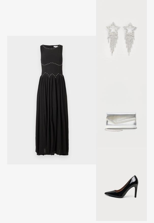 Vestido maxi negro con un cuerpo ajustado, escote redondo y falda fruncida, que presenta tachuelas plateadas en un patrón ondulado a lo largo de la cintura.; Zapato de salón de mujer de charol negro con tacón alto, punta afilada y tacón delgado sobre un fondo blanco liso.; Bolso clutch plateado brillante con solapa de estilo sobre y adorno decorativo, pequeña correa de cadena plateada, sobre fondo liso claro.; Pendientes en forma de estrella con strass y detalles de flecos en cascada, con un tono plateado y una superficie brillante y reflectante. Forma de estrella con un diseño intrincado.