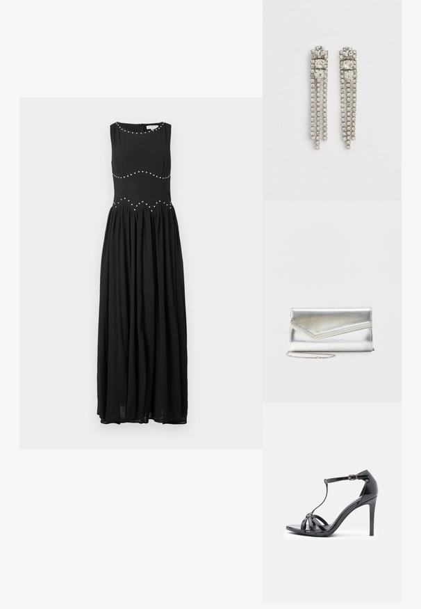 Vestido maxi negro con un cuerpo ajustado, escote redondo y falda fruncida, que presenta tachuelas plateadas en un patrón ondulado a lo largo de la cintura.; Sandalia de tacón alto de charol negro con correas finas, diseño en forma de T, cierre de hebilla y una silueta curva y elegante.; Bolso clutch plateado brillante con solapa de estilo sobre y adorno decorativo, pequeña correa de cadena plateada, sobre fondo liso claro.; Pendientes colgantes de tono plateado con tres grandes cristales cuadrados en la parte superior y tres hebras de cristales redondos más pequeños colgando debajo.