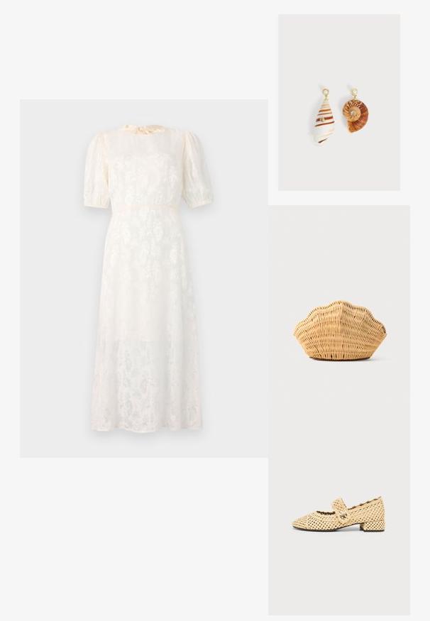 Witte jurk met bloemenpatroon, gemaakt van lichte stof, met korte puffmouwen en een gestrikte halslijn, en een vloeiende, knielange Silhouet.; Beige geweven Mary Jane-schoen met lage blokhak en een gesp bovenop tegen een effen achtergrond.; Geweven rotan handtas in de vorm van een sint-jakobsschelp met natuurlijke lichtbruine kleur en afgeronde, gestructureerde randen.; Asymmetrische oorbellen met schelpenhangers, gouden studs met pareltoppen en kleine ingelegde heldere edelstenen op elke schelp.