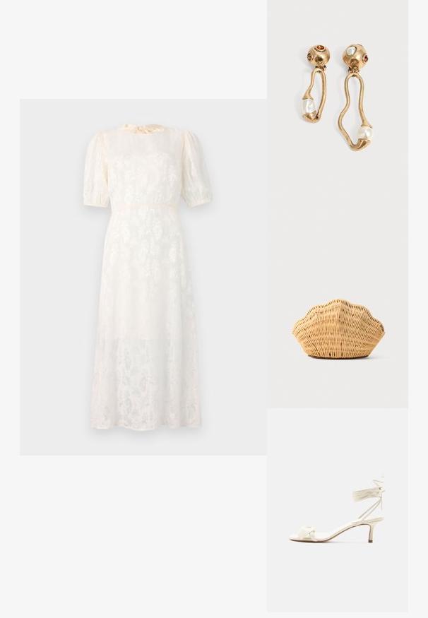 Weißes, blumengemustertes Kleid aus leichtem Stoff, mit kurzen Puffärmeln und einem gebundenen Ausschnitt, in einer fließenden, knielangen Silhouette.; Sandale in Cremefarben mit niedrigem Absatz, Knöchelriemen zum Binden und breitem, verdrehtem Riemen über den Zehen auf weißem Hintergrund.; Gewebte Rattan-Handtasche in Form einer Jakobsmuschel mit natürlicher hellbrauner Farbe und abgerundeten, strukturierten Kanten.; Ohrringe in Goldton mit unregelmäßigen offenen Formen, jeweils mit einer Perle am unteren Ende und Edelsteindetails an den runden Steckern.