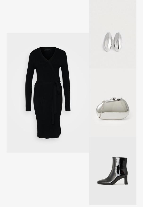 Vestido negro de canalé con escote en V, mangas largas, diseño envolvente y cintura anudada. Presenta una abertura lateral para un detalle adicional.; Botín de charol negro con punta afilada y un tacón de bloque de altura media. Textura suave y diseño minimalista.; Clutch de metal plateado con forma redondeada y suave. Cuenta con un cierre de broche y una cadena desmontable. Superficie reflectante sin patrones.; Par de objetos ovalados de plata, lisos y brillantes, colocados uno al lado del otro sobre un fondo blanco puro.