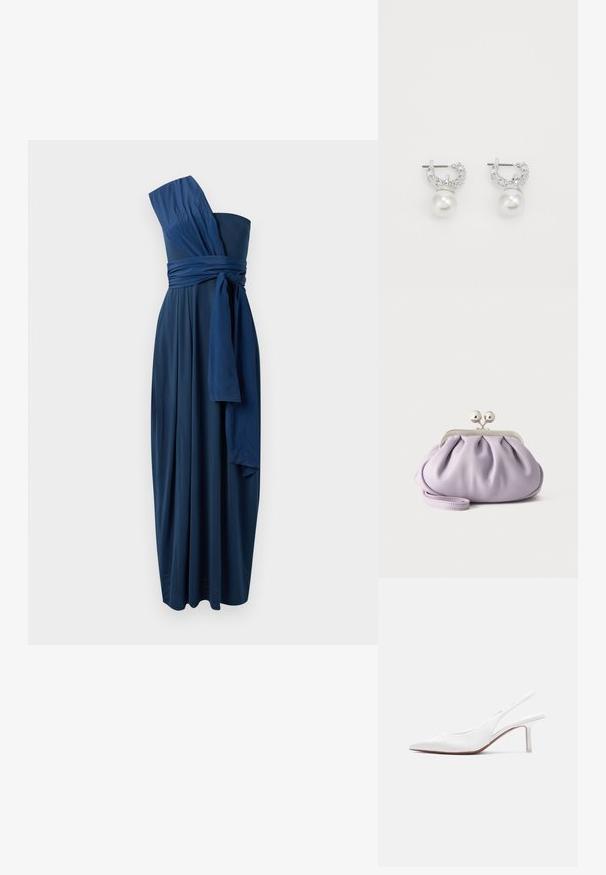 Marineblauwe, mouwloze, vloerlange jurk met een asymmetrisch ontwerp, een strik rond de taille en vloeiende stof. Vlekkeloze textuur, elegante draping.; Witte leren slingback damesschoen met spitse neus, lage kittenhak en een kleine decoratieve strik bovenop, zijaanzicht.; Zachte lavendelkleurige clutch met geplooide stof, zilveren kiss-lock sluiting en bijpassend polsbandje op een effen lichte achtergrond.; Zilveren creolen met een ronde witte parel als hanger, met heldere edelsteentjes boven de parel, een gladde textuur en een gepolijste afwerking.
