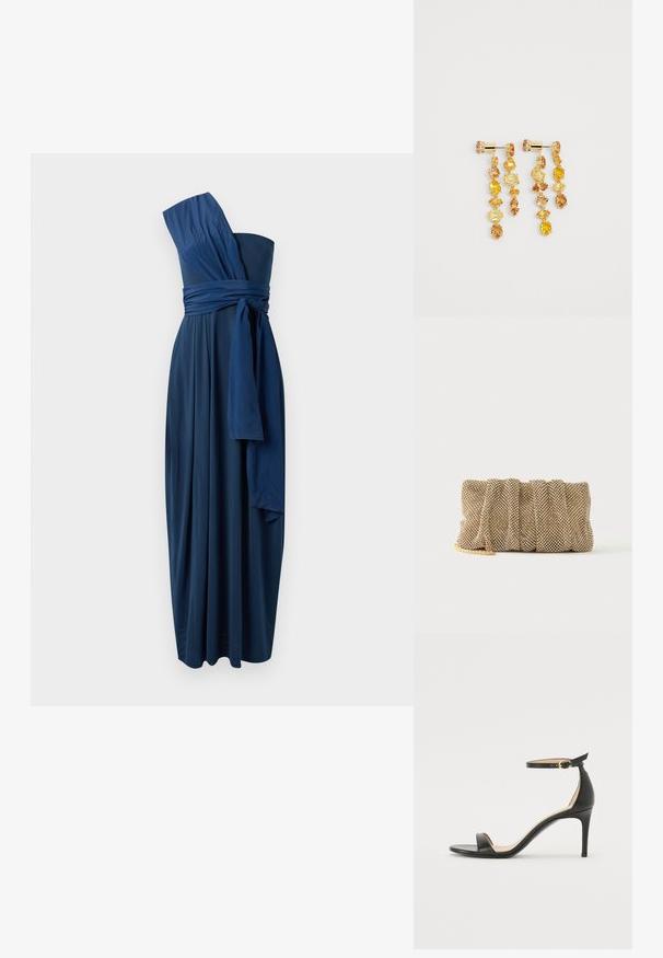 Marineblauwe, mouwloze, vloerlange jurk met een asymmetrisch ontwerp, een strik rond de taille en vloeiende stof. Vlekkeloze textuur, elegante draping.; Zwarte leren hoge hak sandaal met enkelbandje. Heeft een gladde textuur, open teen en een dunne hak. Gouden gesp detail.; Kleine gouden mesh clutch met een geplooid ontwerp en een deels zichtbare gouden kettingriem op een effen witte achtergrond.; Gouden hangoorbellen met meerdere gele en amberkleurige edelstenen in verschillende vormen, gerangschikt in een watervalontwerp met een heldere achterkant.