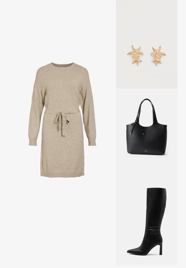 Beiges Strickkleid mit langen Ärmeln, Rundhalsausschnitt und einem Bindegürtel in der Taille. Mit gerippten Bündchen und Saum für einen Texturkontrast.; Even&Odd Stiefel - black; Schwarze Ledertasche mit glatter Textur, offener Oberseite, zwei Schulterträgern und einem dezenten goldenen Logo an der Unterseite. Verfügt über einen Kordelzugverschluss.; Goldfarbene Ohrringe mit zwei strukturierten Seesternformen, eine größere und eine kleinere, auf jedem Ohrring vor weißem Hintergrund.