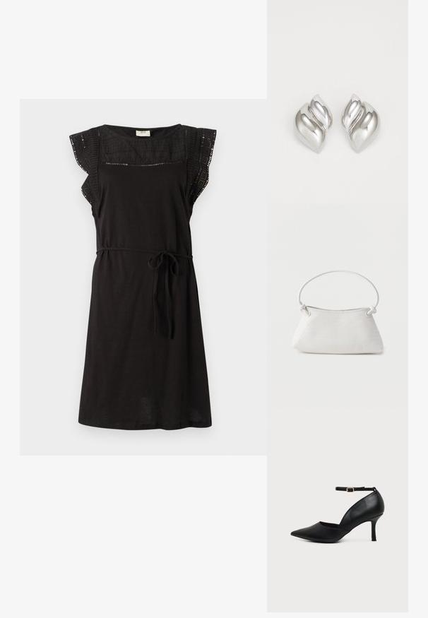 Schwarzes Kleid mit kurzen, rüschierten Ärmeln und lockerer Passform. Verfügt über einen Gürtel in der Taille und ein strukturiertes Oberteil. Hergestellt aus weichem Stoff.; Schwarzer Leder-Pumps mit spitzer Spitze, Kitten-Heel, Knöchelriemen und goldener Schnalle vor neutralem Hintergrund.; Weiße gewebte Lederhandtasche mit abgerundetem Griff und verknoteten Riemenenden, vor schlichtem Hintergrund präsentiert.; Silberne Ohrringe mit einer organischen, abstrakten Form. Glatte, glänzende Oberfläche mit einem konischen Design. Mit dezenten Kurven und einem zentralen Linienelement.