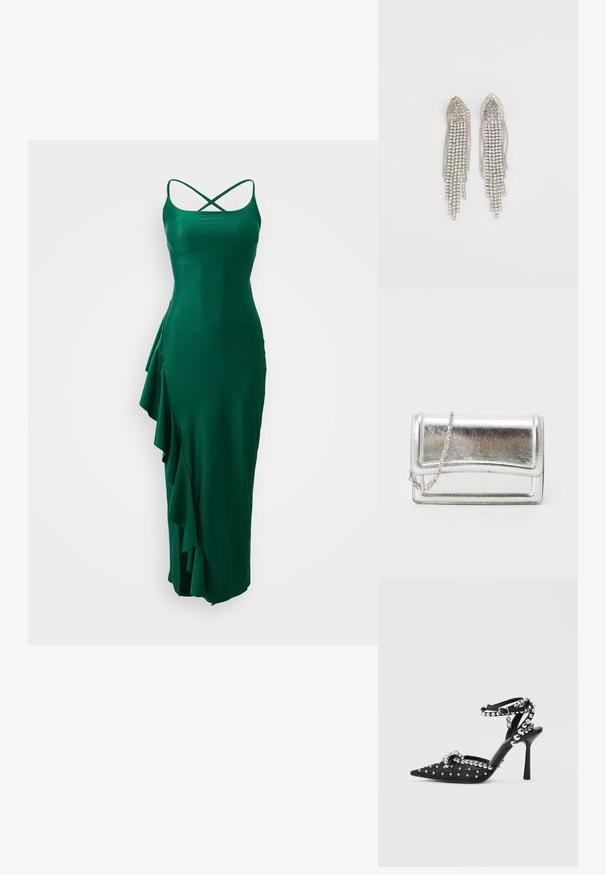 Robe en satin verte avec des bretelles spaghetti et un dos croisé, présentant un détail froncé sur le côté gauche et une silhouette ajustée.; Chaussure à talon haut noire à bout pointu avec ornements cloutés, bride à la cheville et tissu texturé. Présente un nœud décoratif et des accents métalliques.; Pochette métallique argentée avec une texture lisse, fermeture rabat et une bandoulière en chaîne. Présente un design rectangulaire structuré et des accents cousus.; Boucles d'oreilles en argent présentant un design en cascade avec plusieurs rangées de strass scintillants, des pointes effilées et de délicates nuances de chaîne.