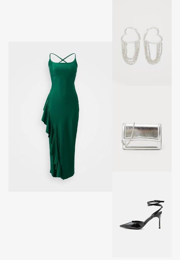 Grünes Satin-Kleid mit Spaghetti-Trägern und einem gekreuzten Rücken, das auf der linken Seite mit einem Rüschendetail und einer enganliegenden Silhouette versehen ist.; Schwarzer Lackleder-Pumps mit spitzer Spitze, dünnen Knöchelriemen und kleiner Schnalle.; Silberne metallische Clutch-Tasche mit glatter Textur, Klappenverschluss und Kettenriemen. Verfügt über ein strukturiertes rechteckiges Design und gestickte Akzente.; Silberne Creolen in Herzform, verziert mit herabhängenden Strängen aus klaren Strasssteinen für zusätzlichen Glanz und Textur.