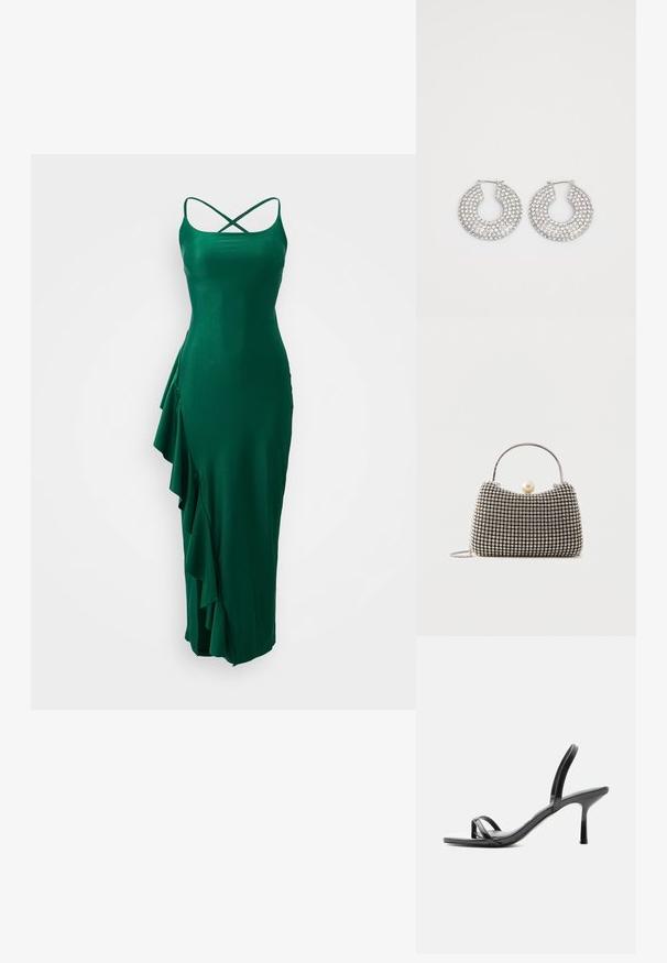 Grünes Satin-Kleid mit Spaghetti-Trägern und einem gekreuzten Rücken, das auf der linken Seite mit einem Rüschendetail und einer enganliegenden Silhouette versehen ist.; Schwarze Sandale mit hohen Absätzen, schlanken Zehen- und Knöchelriemen, glänzendem Finish und schmalem Stiletto-Absatz.; Kleine Handtasche mit silbernem Gittermuster, gebogenem Griff, großem Perlenverschluss und einem dünnen silbernen Kettenriemen auf schlichtem Hintergrund.; Silberne Creolen, verziert mit mehreren klaren Kristallverzierungselementen, mit einer strukturierten Oberfläche und einem offenen, kreisförmigen Design.