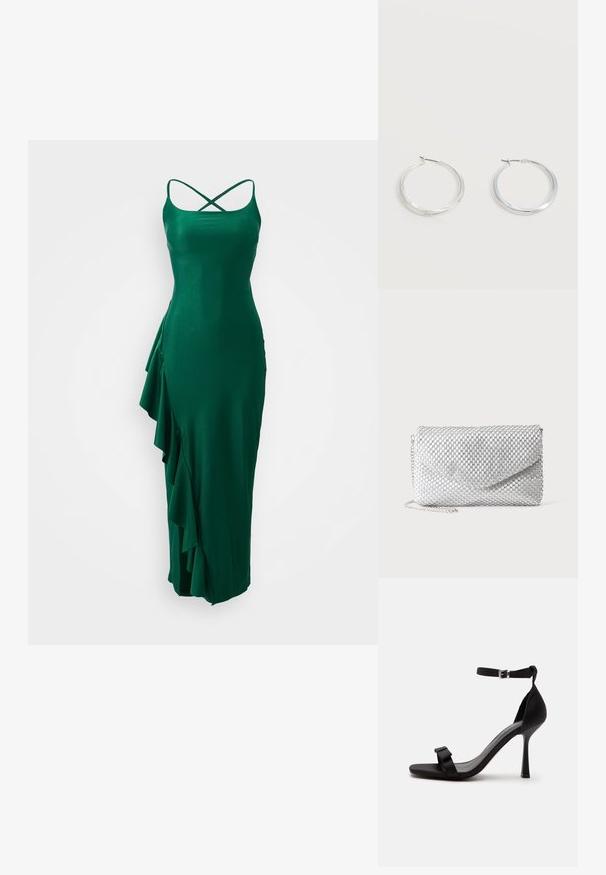 Robe en satin verte avec des bretelles spaghetti et un dos croisé, présentant un détail froncé sur le côté gauche et une silhouette ajustée.; Sandale noire à talon haut avec une bride à la cheville, une boucle argentée et une bride avant avec un petit détail en forme de nœud.; Pochette de soirée en maille argentée avec rabat enveloppe et fine bandoulière chaîne sur fond blanc uni.; Boucles d’oreilles créoles en métal argenté avec une surface lisse légèrement incurvée et des fermoirs à clapet sur un fond blanc uni.