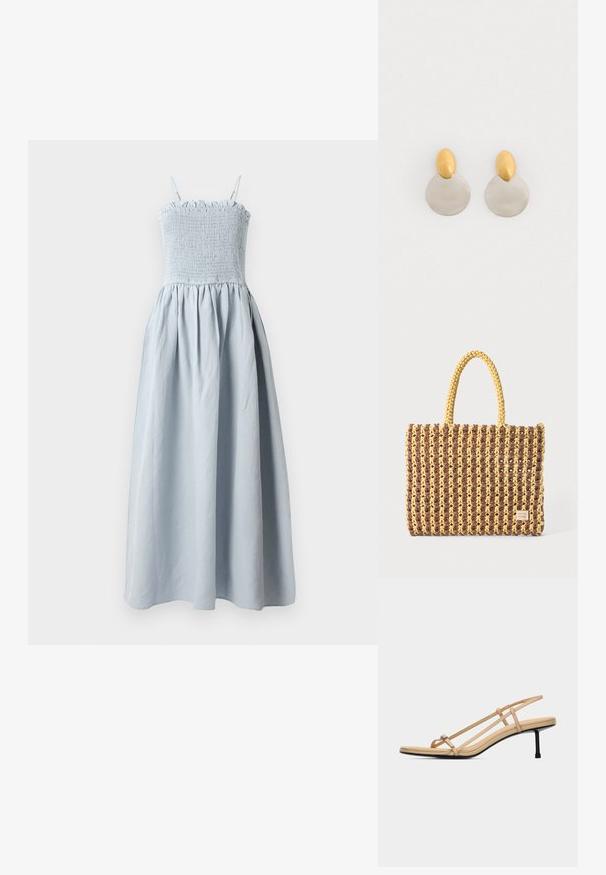 Lichtblauwe, lange katoenen jurk met een smocked bodice, dunne schouderbandjes en een vloeiende, geplooide rok. Bevat een rimpelige bovenrand.; Beige sandalen met dunne teenlus, twee zijbandjes, riempje om de hiel, gevoerd voetbed en een slanke zwarte hak van middelhoge hoogte.; Geweven tas in bruin en geel, met een rechthoekige vorm, twee handvatten en een textuurafwerking met zichtbare stiksels en een merketiket.; Gouden en zilveren metalen oorbellen met een ronde schijfbasis en een ovale bovenstuk, gladde textuur en gepolijste afwerking.