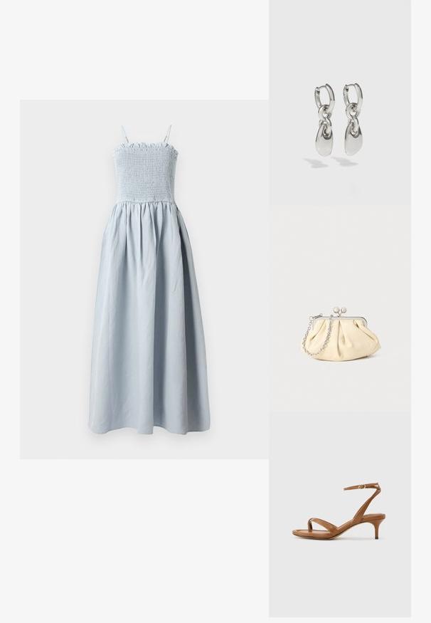 Lichtblauwe, lange katoenen jurk met een smocked bodice, dunne schouderbandjes en een vloeiende, geplooide rok. Bevat een rimpelige bovenrand.; Bruine leren sandaal met bandjes, een lage kittenhak en een enkelriempje met een kleine gesp, zijaanzicht tegen een effen achtergrond.; Geplooide beige leren clutch met een zilveren metalen frame, voorzien van twee ronde decoratieve sluitingen en een zilveren kettingriem.; Zilveren hoepel oorbellen met langwerpige ovale schakels, met een gepolijste afwerking en een gestructureerde hanger. Eenvoudig ontwerp met gladde randen.