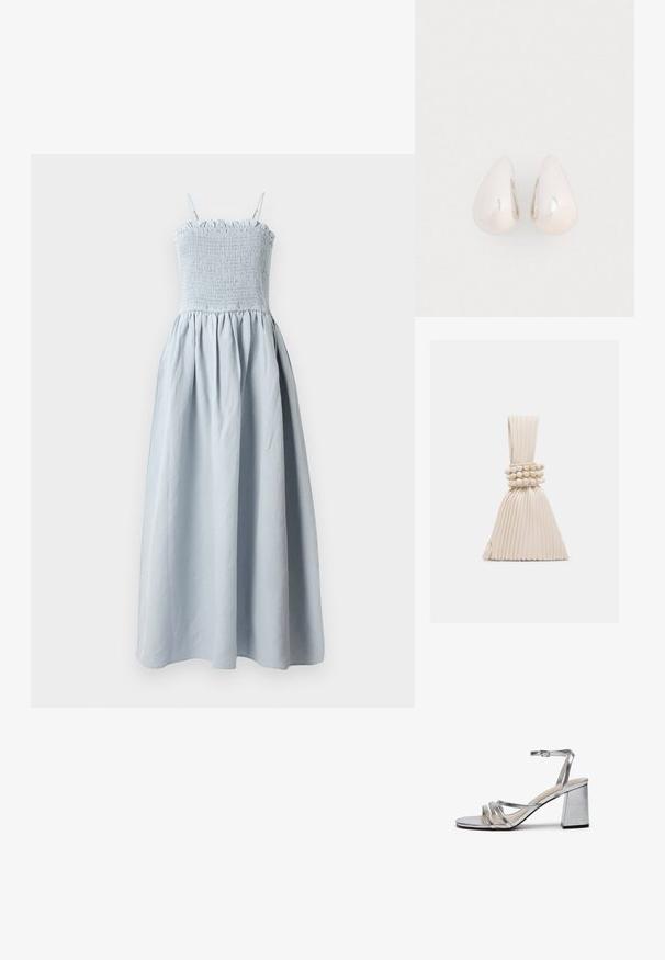 Lichtblauwe, lange katoenen jurk met een smocked bodice, dunne schouderbandjes en een vloeiende, geplooide rok. Bevat een rimpelige bovenrand.; Zilver metallic hoge hak sandaal met een blokhak, dunne enkelband en meerdere brede banden over de voet. Glad van structuur.; Kleine beige handtas met plooien, voorzien van een geknoopt handvat en drie ronde kralenarmbanden die rond het midden zijn gewikkeld.; Zilveren metalen druppeloorbellen met een gladde, reflecterende oppervlakte en een druppelvorm, voorzien van een naadloos ontwerp en zonder zichtbare versieringen.