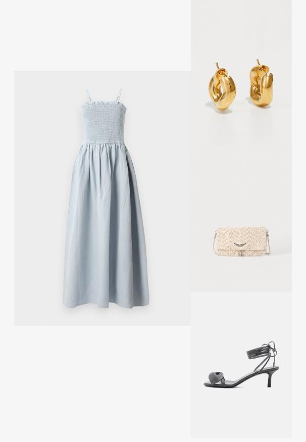 Lichtblauwe, lange katoenen jurk met een smocked bodice, dunne schouderbandjes en een vloeiende, geplooide rok. Bevat een rimpelige bovenrand.; Grijze leren sandaal met hak, voorzien van een geknoopte band bij de tenen en wikkellinten rond de enkel op een slanke sandaal met een middenhoge hak, tegen een witte achtergrond.; Beige geweven clutch tas met flap, metalen kettingriem en kleine zilveren vleugelvormige versiering aan de voorkant.; Dik gouden creolen met een licht gedraaide, buisvormige ontwerp en een schroefsluiting op een witte achtergrond.