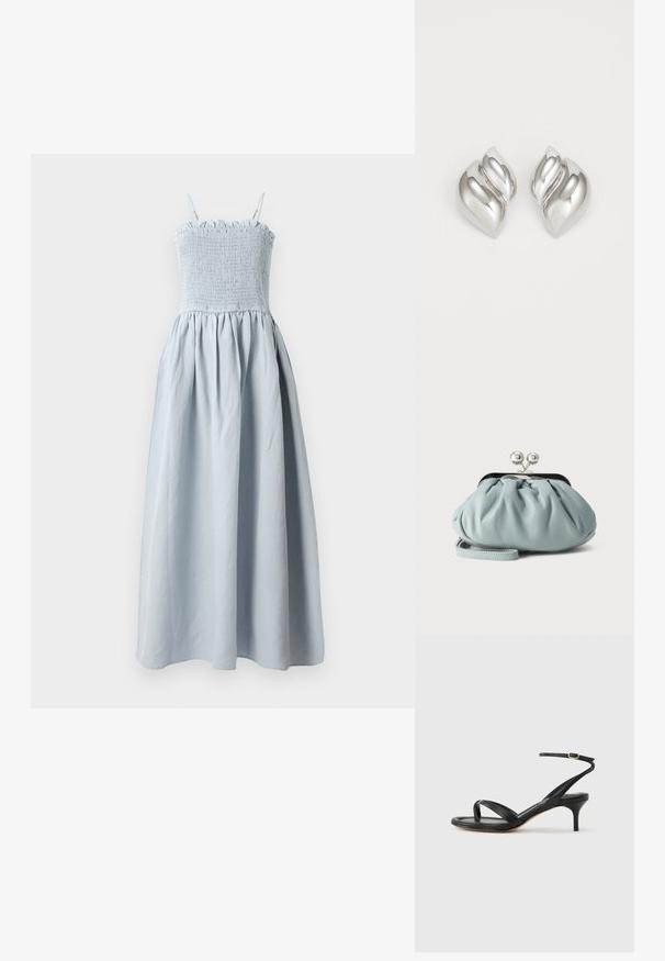Helles blaues, langes Baumwollkleid mit einem gerafften Oberteil, dünnen Trägern und einem fließenden, gerafften Rock. Verfügt über eine volanartige obere Kante.; Schwarze Ledersandale für Damen mit dünnen Riemchen, einer Zehenlasche, einer Knöchelschnalle und einem mittelhohen Stöckelabsatz vor neutralem Hintergrund.; Kleine hellblaue Leder-Münztasche mit silbernem Metall-Kissenschloss und kurzem Handgelenksriemen vor einfarbigem Hintergrund.; Silberne Ohrringe mit einer organischen, abstrakten Form. Glatte, glänzende Oberfläche mit einem konischen Design. Mit dezenten Kurven und einem zentralen Linienelement.