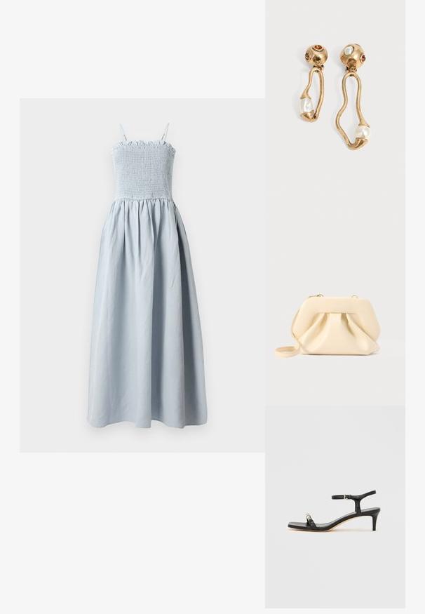 Lichtblauwe, lange katoenen jurk met een smocked bodice, dunne schouderbandjes en een vloeiende, geplooide rok. Bevat een rimpelige bovenrand.; Zwarte leren sandaal met hak, enkelbandje, open neus, vierkante voorkant en zilverkleurige accenten. Gesloten ontwerp met een slank profiel.; Beige zachte leren clutch met gestructureerd frame en geplooid voorkantdetail, voorzien van een dunne polsriem en een gouden rits.; Goudkleurige oorbellen met onregelmatige open vormen, elk met een parel aan de onderkant en edelsteendetails op de ronde stekers.