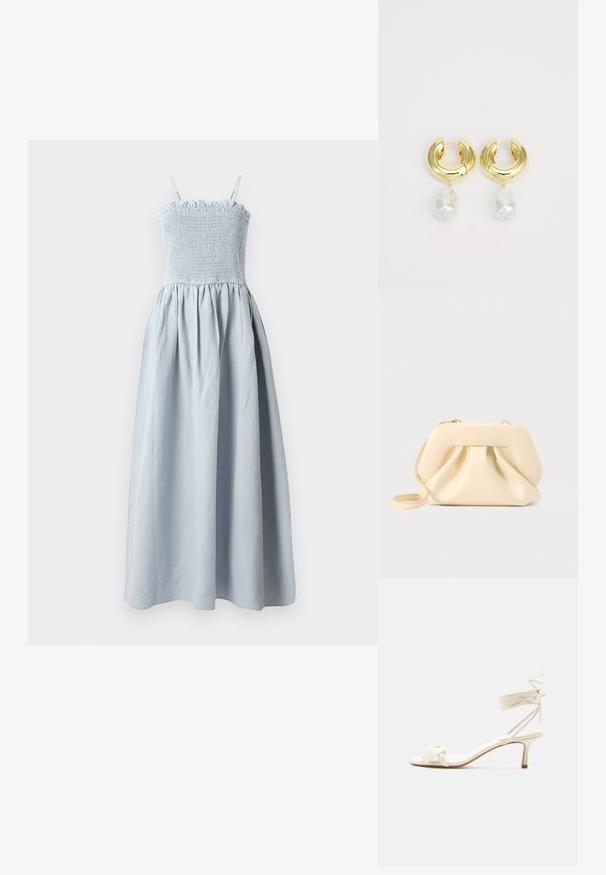 Lichtblauwe, lange katoenen jurk met een smocked bodice, dunne schouderbandjes en een vloeiende, geplooide rok. Bevat een rimpelige bovenrand.; Roomkleurige sandalen met lage hak, enkelriempjes en een brede gedraaide band over de tenen, op een effen witte achtergrond.; Beige zachte leren clutch met gestructureerd frame en geplooid voorkantdetail, voorzien van een dunne polsriem en een gouden rits.; Gouden hoepel oorbellen met een gepolijste afwerking, voorzien van een hangende irregular gevormde witte parelaccent. Circulair ontwerp, gladde textuur.