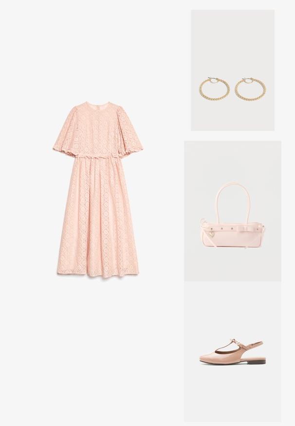 Robe midi en dentelle rose clair avec un motif en diamant, encolure ronde et manches amples à mi-longueur.; Ballerine en cuir verni nude avec bride en T, fermeture à boucle, bout pointu fermé et talon slingback sur fond blanc.; Sac à main rectangulaire rose pâle avec double poignée, nœud décoratif, œillets métalliques et petit charm en forme de cœur sur un fond uni.; Paire de boucles d'oreilles créoles en or de taille moyenne avec un design texturé et perlé sur un fond clair uni.