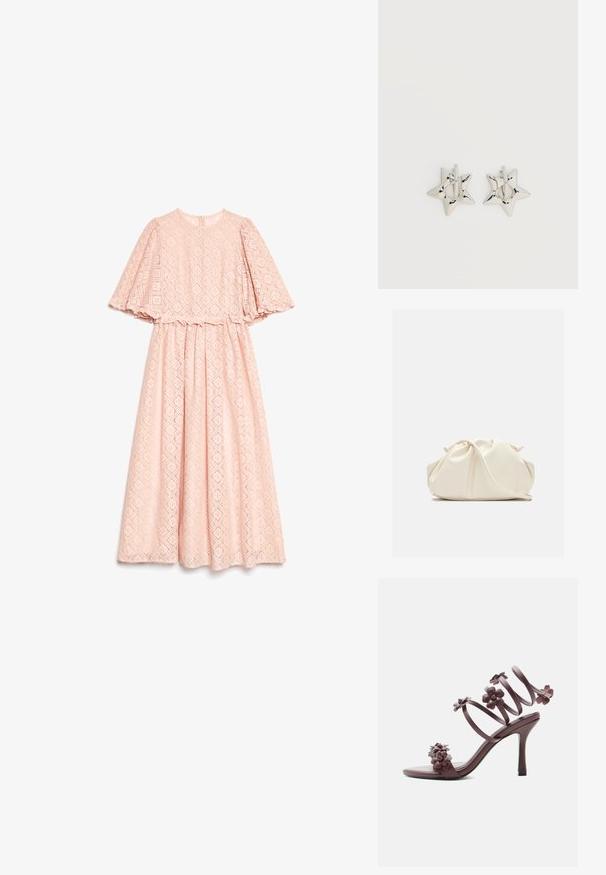 Robe midi en dentelle rose clair avec un motif en diamant, encolure ronde et manches amples à mi-longueur.; Sandale à talon haut mauve foncé avec bride de cheville en spirale et multiples décorations florales 3D sur les brides et la zone des orteils.; Pochette en cuir souple couleur crème avec un design froncé et une fine bandoulière reposant à l’avant sur un fond uni.; Boucles d’oreilles créoles en forme d’étoile argentée avec une finition lisse et polie sur un fond blanc uni.