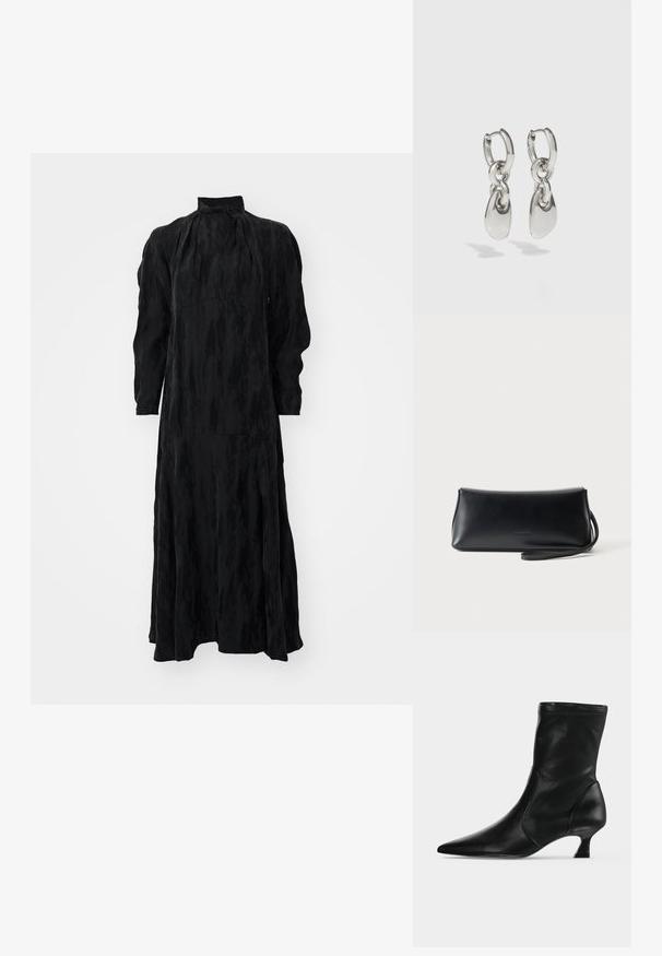 Schwarzes Langarmkleid mit hohem Kragen, das eine fließende Silhouette, strukturierte Stoffe und unauffällige Nähte für einen nahtlosen Look bietet.; Schwarzer Leder-Stiefel bis zur Mitte der Wade mit spitzer Schuhspitze und niedrigem Kittenabsatz, seitlich auf hellem einfarbigem Hintergrund gezeigt.; Schwarze, glatte Leder-Clutch mit schmalem Handgelenksriemen, rechteckiger Form und dezentem, geprägtem Logo mittig auf der Vorderseite.; Silberne Creolen mit verlängerten ovalen Gliedern, die eine polierte Oberfläche und einen strukturierten Anhänger aufweisen. Einfaches Design mit glatten Kanten.