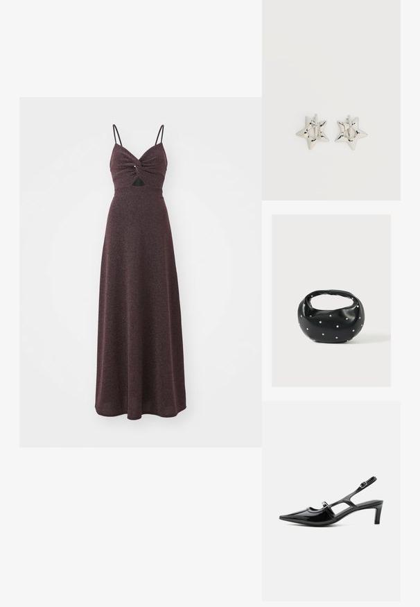 Langes burgunderfarbenes Kleid mit tailliertem Oberteil, gedrehtem Vorderteil, dünnen verstellbaren Trägern und einem fließenden, strukturierten Rock. Enthält einen kleinen Ausschnitt.; Schwarzer Slingback-Schuh aus Lackleder mit spitzer Kappe, niedrigem Absatz und zwei verstellbaren Schnallenriemen, seitlich dargestellt.; Schwarze Lederhandtasche mit abgerundeter Form, verziert mit silbernen Nietenakzenten und kurzem Griff. Glatte Struktur und Reißverschlussverschluss.; Silberne, sternförmige Creolen mit einer glatten, polierten Oberfläche auf weißem, schlichtem Hintergrund.