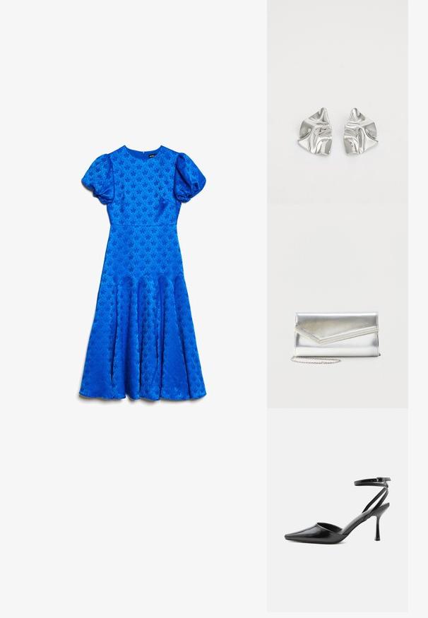 Vestido midi azul con mangas cortas abullonadas, cintura ajustada, sutil patrón de jacquard floral y paneles de falda acampanados.; Zapato de tacón alto negro de punta fina con delgadas correas en el tobillo y cierre de hebilla plateada sobre un fondo liso claro.; Bolso clutch plateado brillante con solapa de estilo sobre y adorno decorativo, pequeña correa de cadena plateada, sobre fondo liso claro.; Pendientes de metal plateado con un diseño ondulado y escultórico, que presentan un acabado pulido y formas irregulares, destacando una estética contemporánea.