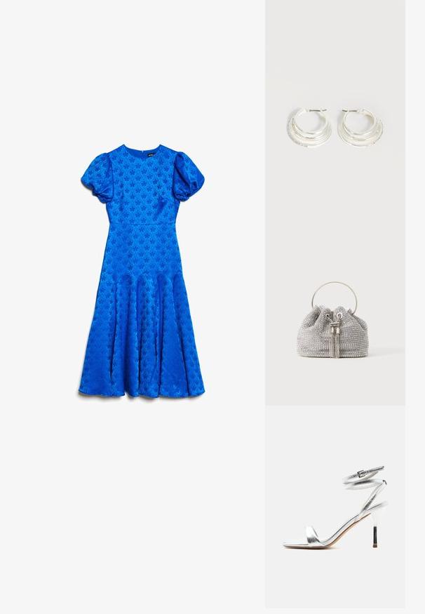 Vestido midi azul con mangas cortas abullonadas, cintura ajustada, sutil patrón de jacquard floral y paneles de falda acampanados.; Sandalia plateada de tacón alto con tiras que envuelven el tobillo y un delgado tacón de aguja, mostrada de lado sobre un fondo blanco.; Pequeño bolso de noche plateado cubierto de brillantes pedrería con un asa metálica redonda y dos borlas decorativas en la parte delantera.; Pendientes de aro de plata con tres bandas semicirculares superpuestas, una adornada con pequeños cristales transparentes sobre un fondo claro.