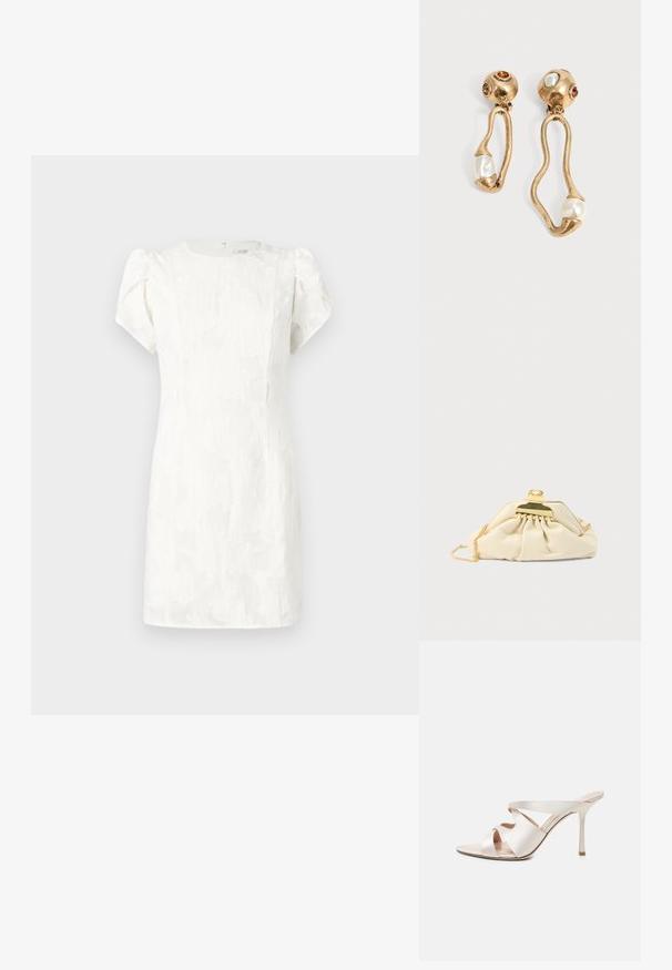 Witte jurk met korte mouwen, een textuur van bloemmotieven, een aansluitend silhouet en een verborgen rits aan de achterkant, voorzien van zachte pofmouwen.; Beige muil met hoge hak, puntige neus, slanke stilettohak en drie brede leren riemen over de voet.; Crèmekleurige clutch gemaakt van zacht materiaal, met een gouden sluiting en kettingriem, met een geplooid ontwerp op het lichaam.; Goudkleurige oorbellen met onregelmatige open vormen, elk met een parel aan de onderkant en edelsteendetails op de ronde stekers.