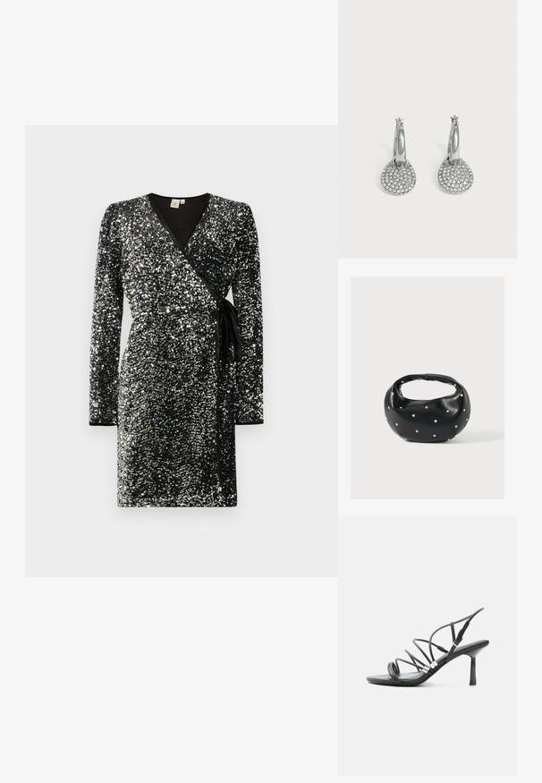 Robe portefeuille noire couverte de paillettes argentées, avec des manches longues, un décolleté en V, une taille cintrée avec un lien, et un contraste de finitions noires.; Sandale noire à talon haut avec fines lanières courbées, accents argentés et boucle de cheville réglable sur fond blanc.; Sac à main en cuir noir de forme arrondie, décoré de clous argentés et équipé d'une poignée courte. Texture lisse et fermeture éclair.; Boucles d'oreilles créoles en argent avec des pendentifs ronds et plats incrustés de petits cristaux clairs sur un fond clair uni.